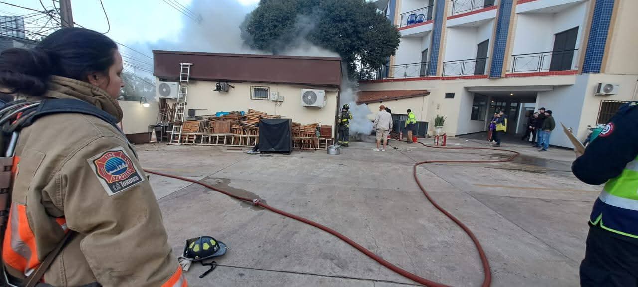 Incendio en hotel encarnaceno: Dos personas fueron llevadas al hospi