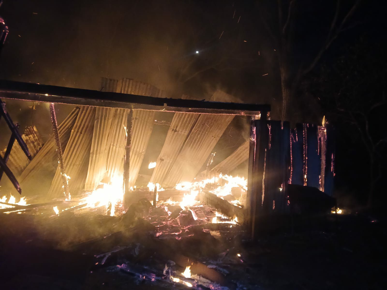 Policía quedó sin  casa tras un feroz incendio