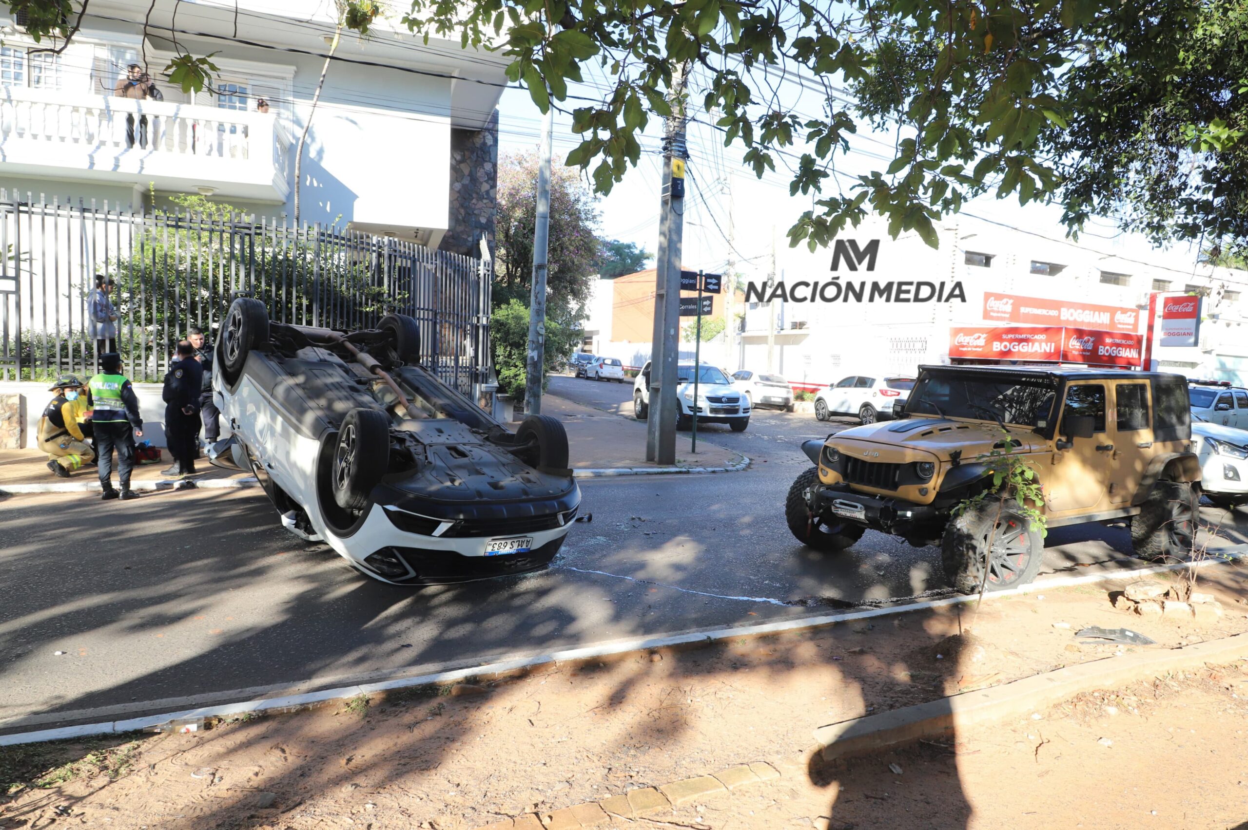 Borracho al volante chocó contra  camioneta y dejó a conductora machucada