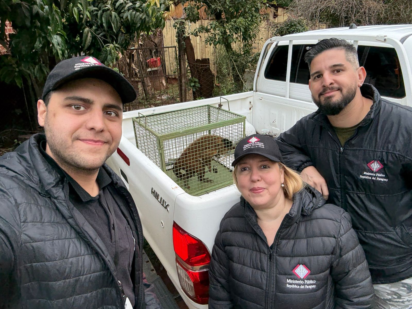 Rescatan a un mono tras denuncia sobre maltrato animal