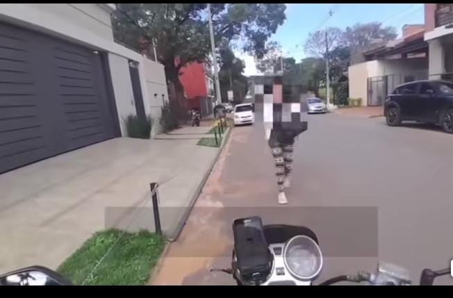 (VIDEO)¡Doña tiró propuesta indecente a motobolt y quedó sorprendido!