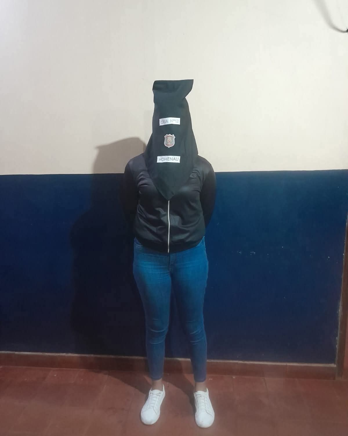 Yiyi tiró latita en la cara de un poli en pleno partido y quedó presa