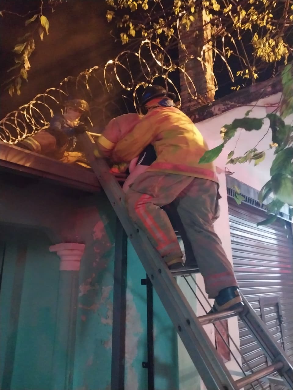 Bombera héroe rescató a doñita atrapada en el techo de su casa