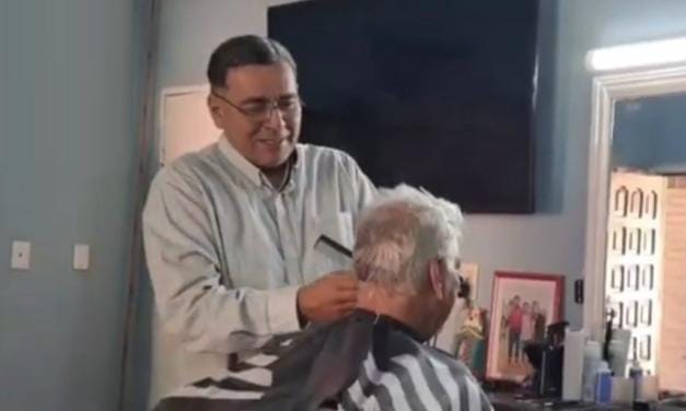 Peluquero regala cortes para abuelitos y personas con discapacidad.