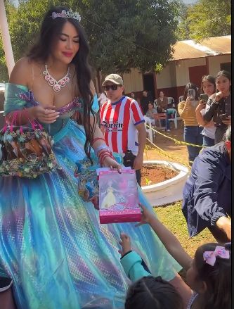 (VIDEO)Laurys Diva dio alegrón a niños en una escuela de Caaguazú