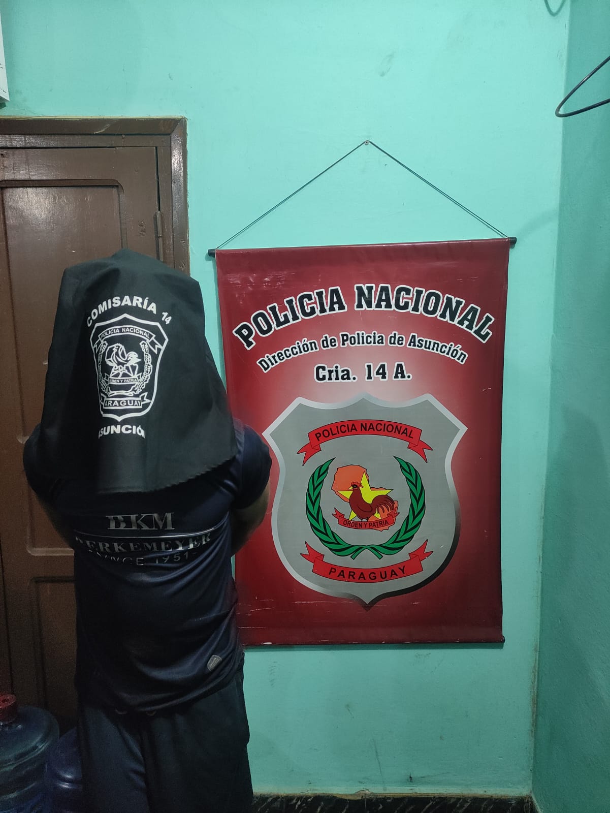 ¡Hombre asaltó, lo persiguieron, chocó y tenía droga!