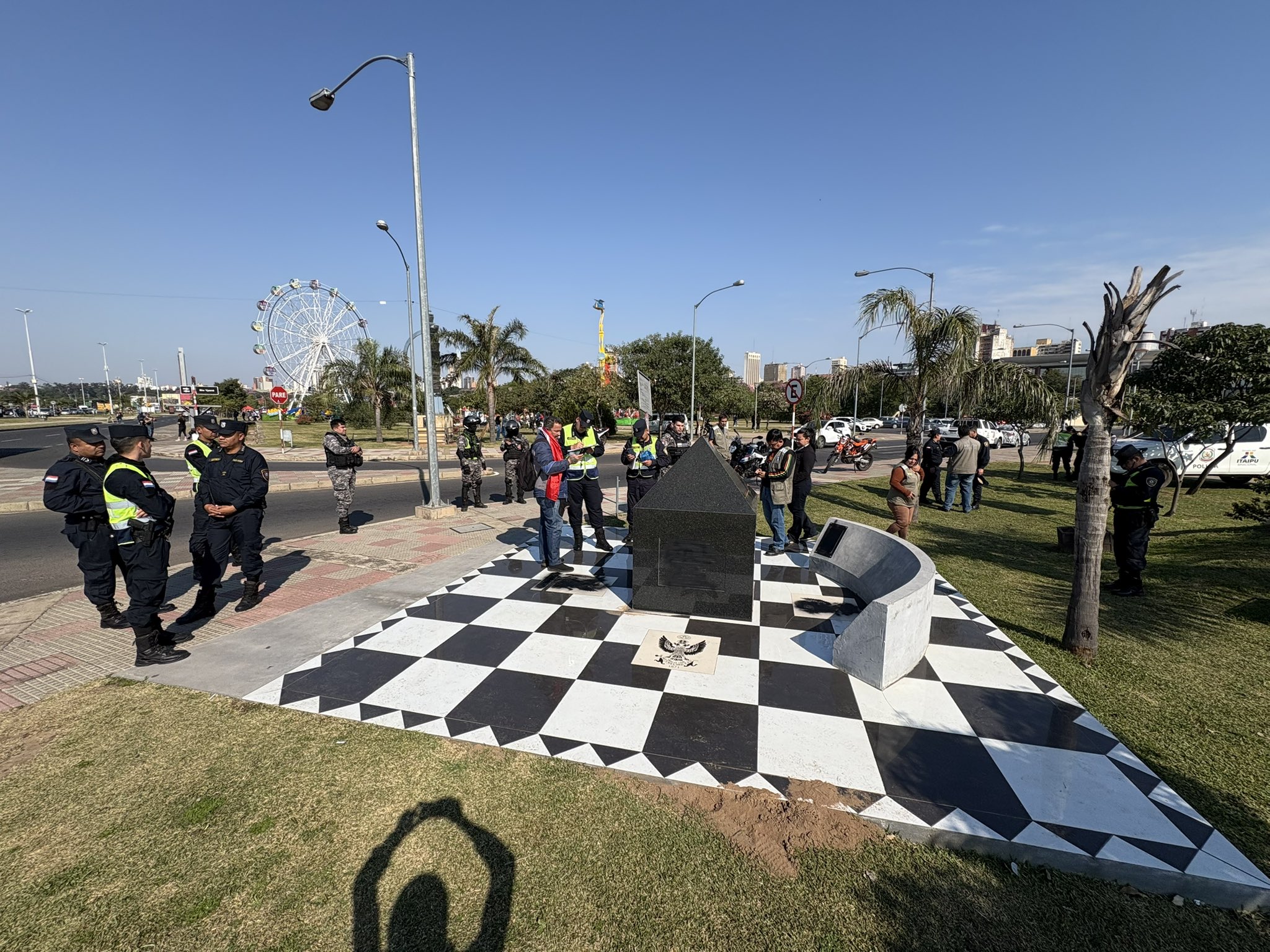 Tremendo bolonqui por monolito masón en la Costanera