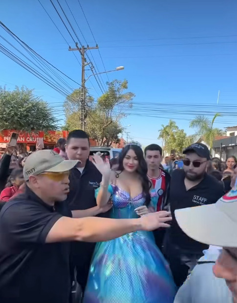 Pastor otrozá a Laurys Dyva por su presencia en festejo del Día del Niño