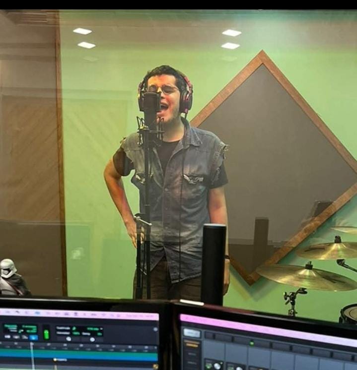 Cantante grabó canción inspirado en “Los Beatles”