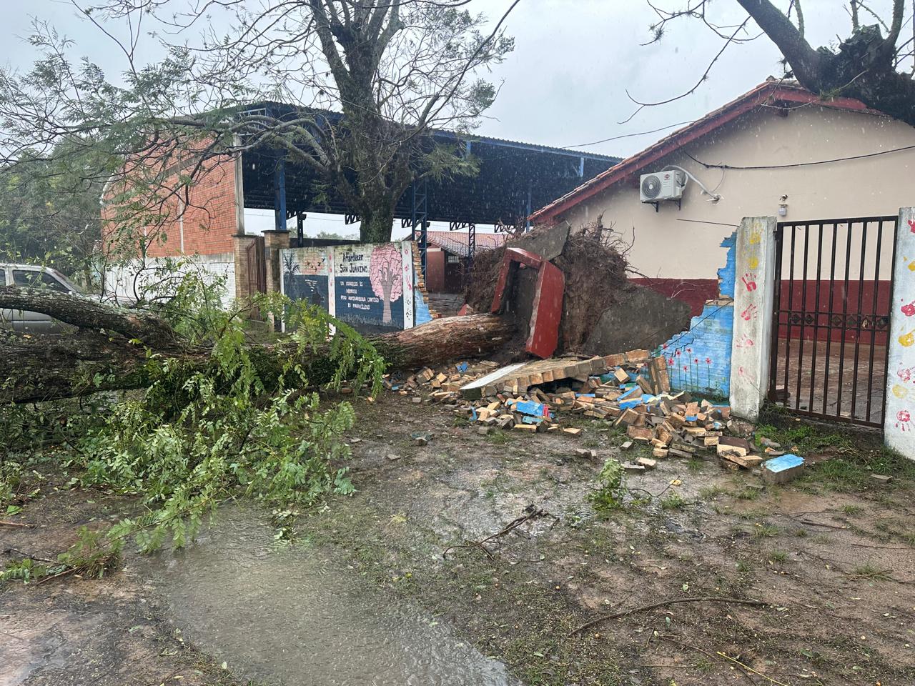 Tormenta atã hizo estragos, dejó varias casas sin techo y árboles caídos