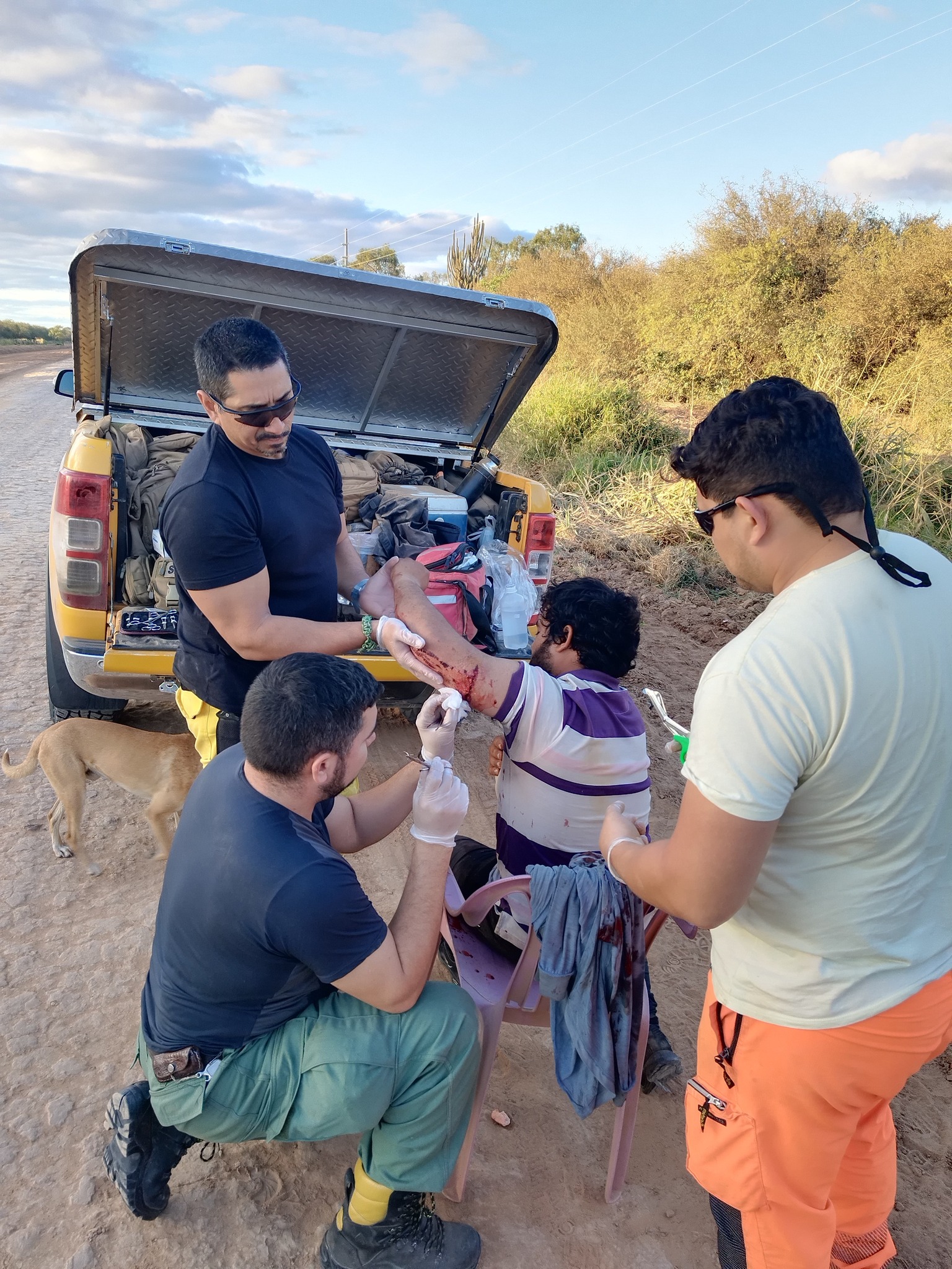 Bomberos improvisaron un puesto de socorro en medio de la nada