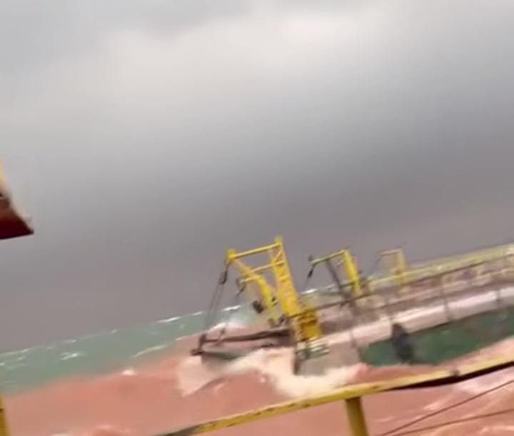 (VIDEO) Terror en barco durante vairo temporal