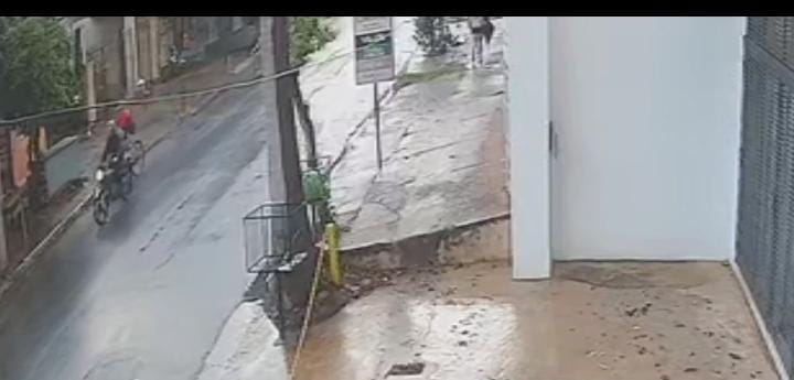 (VIDEO)Infeliz degenerado toqueteó la cola de una yiyi que andaba en bici