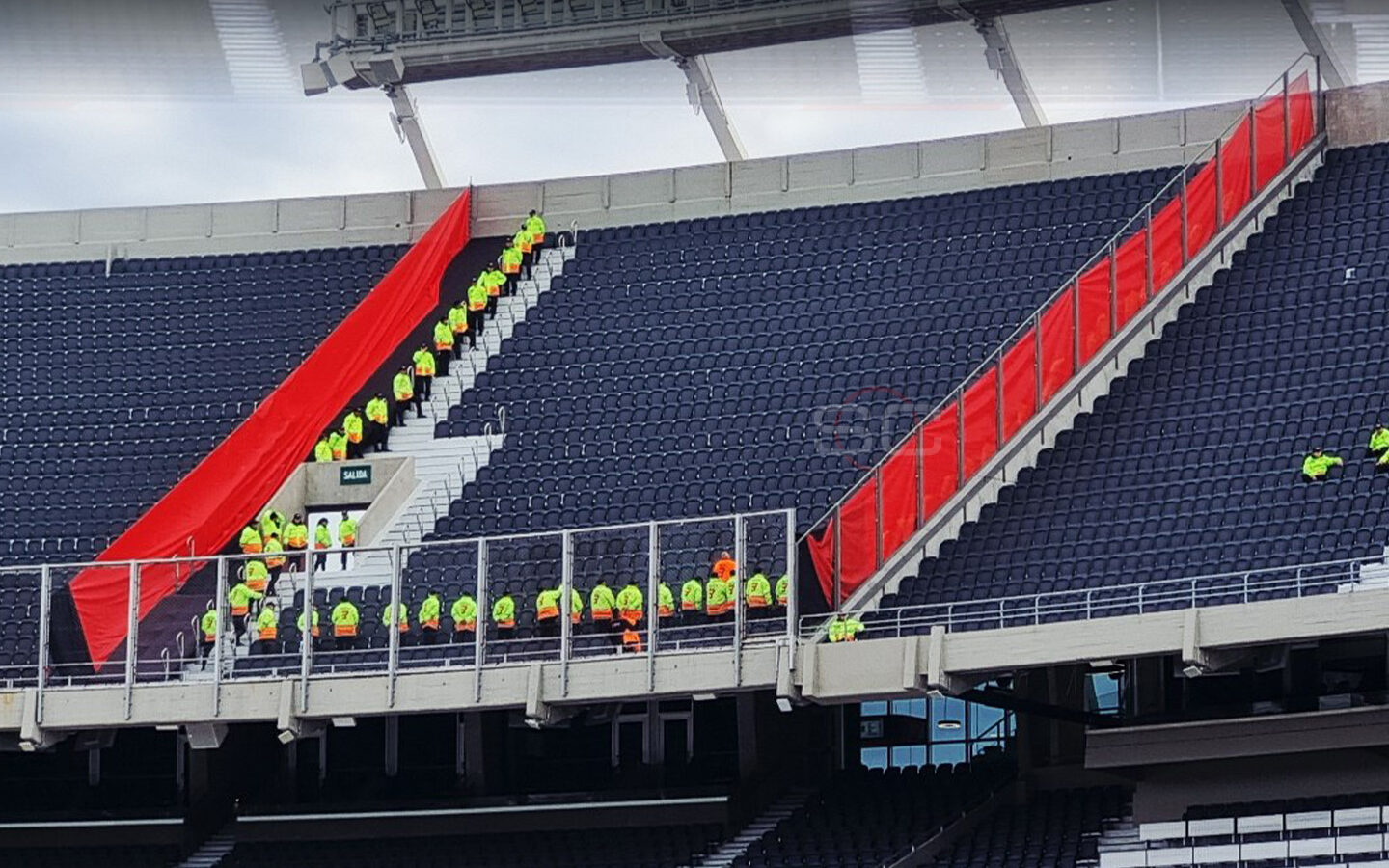 ¡Así preparan el cerco de seguridad en la bandeja de hinchas liberteños en el Monumental!