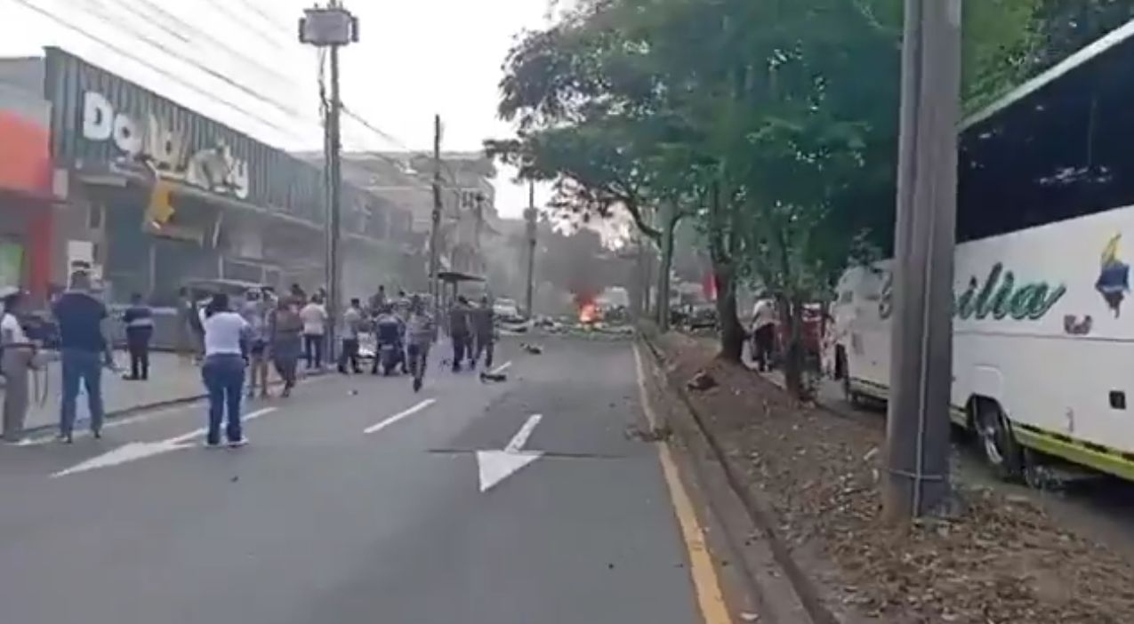 Reportan al menos seis muertos y 50 heridos en un atentado cerca de una base aérea en Cali, Colombia