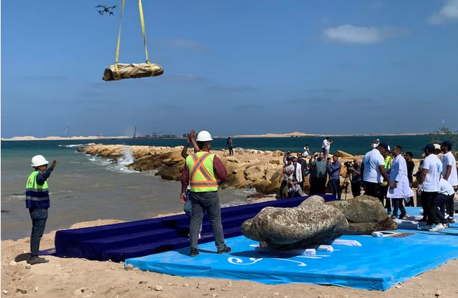 Arqueólogos egipcios hallaron una ciudad sumergida de más de 2.000 años con templos y estatuas intactas