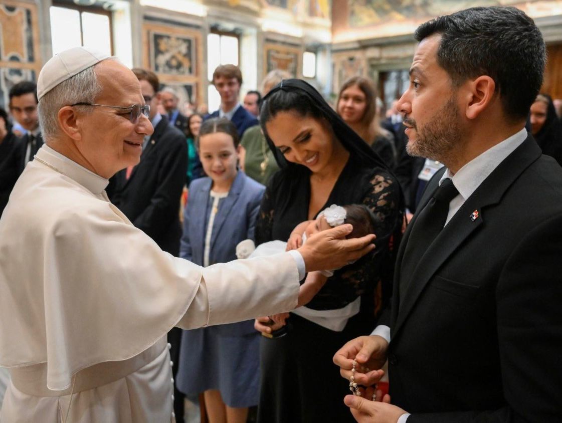 ¡Diputado llevó a su bebé hasta Roma para que lo bendiga el Papa!