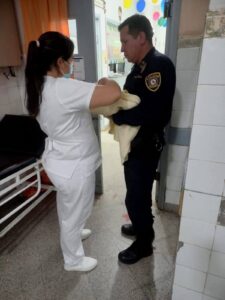 Policía rescata a recién nacida tras parto domiciliario