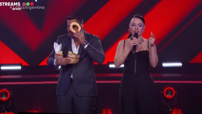 (VIDEO) ¡Cantante paraguaya repartió chipa en reality kurepa!