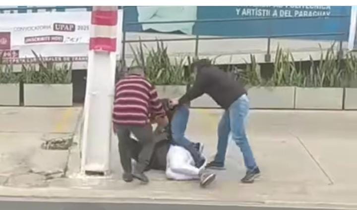 (VIDEO) Quiso robar a vendedora de dulces y fue molido a golpes