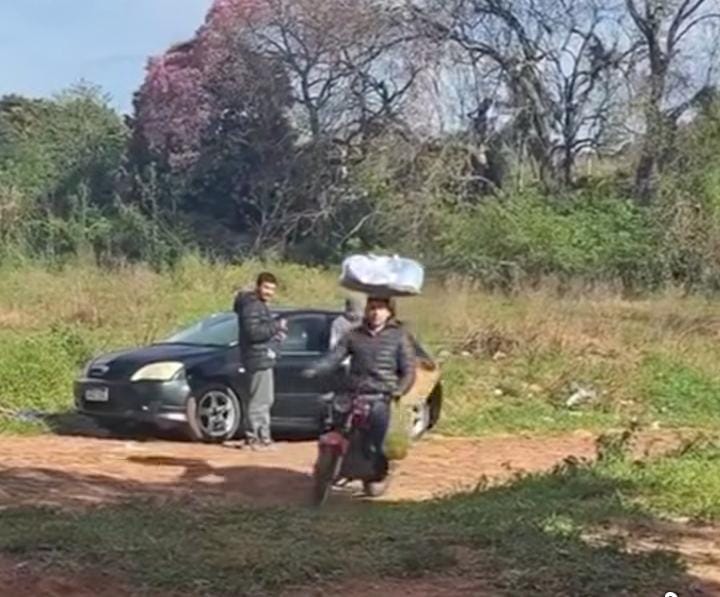 (VIDEO) Chipero motoqueiro causa furor por su malabarismo