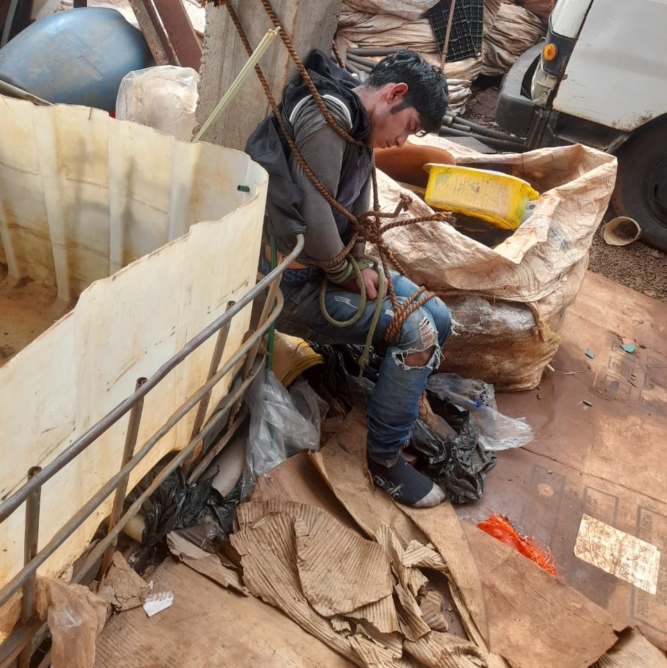 ¡”Corrigieron” y ataron colúmnare a malandro!