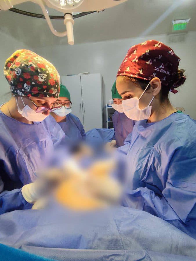 Extraen feroz tumor de 8 kilos del ovario  de una péndex de 20 años