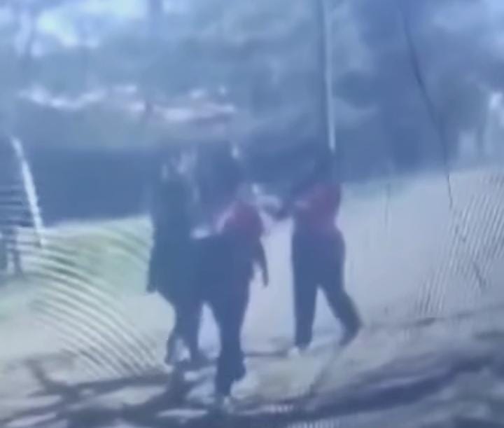 (VIDEO)Dos kuñakarai molieron a golpes a adolescente