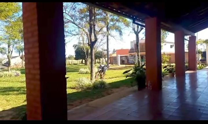 ¡Directora de cole oisu’u ndaje a un alumno!