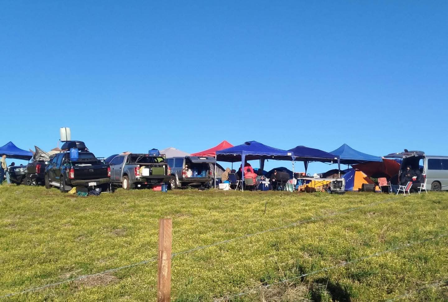 Murió karai de un infarto en el Rally por abusar del chupi y otro quedó tumbado por abusar de drogas y farra