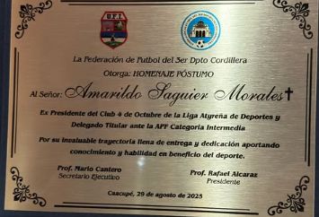 La ex modelo Andrea Araújo recibió una plaqueta en homenaje a Amarildo