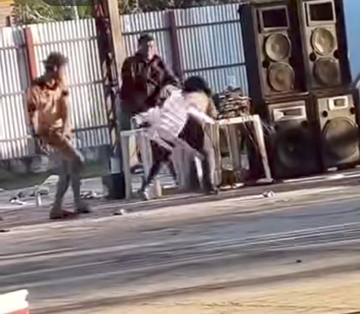 (VIDEO)Doña quiso besuquear a karai y este respondió con sillazos