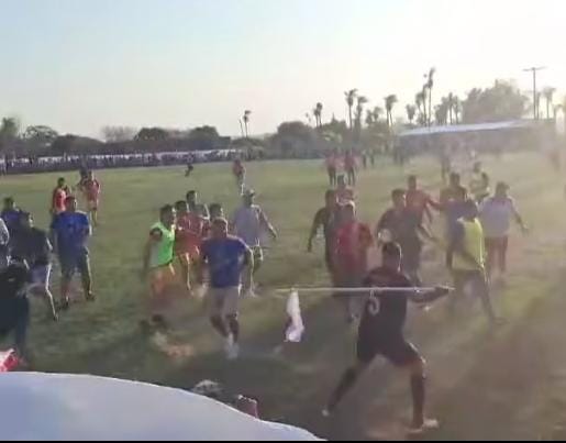 Nueva Colombia avei marcada por violencia en el fútbol: hasta con banderines se reventaron