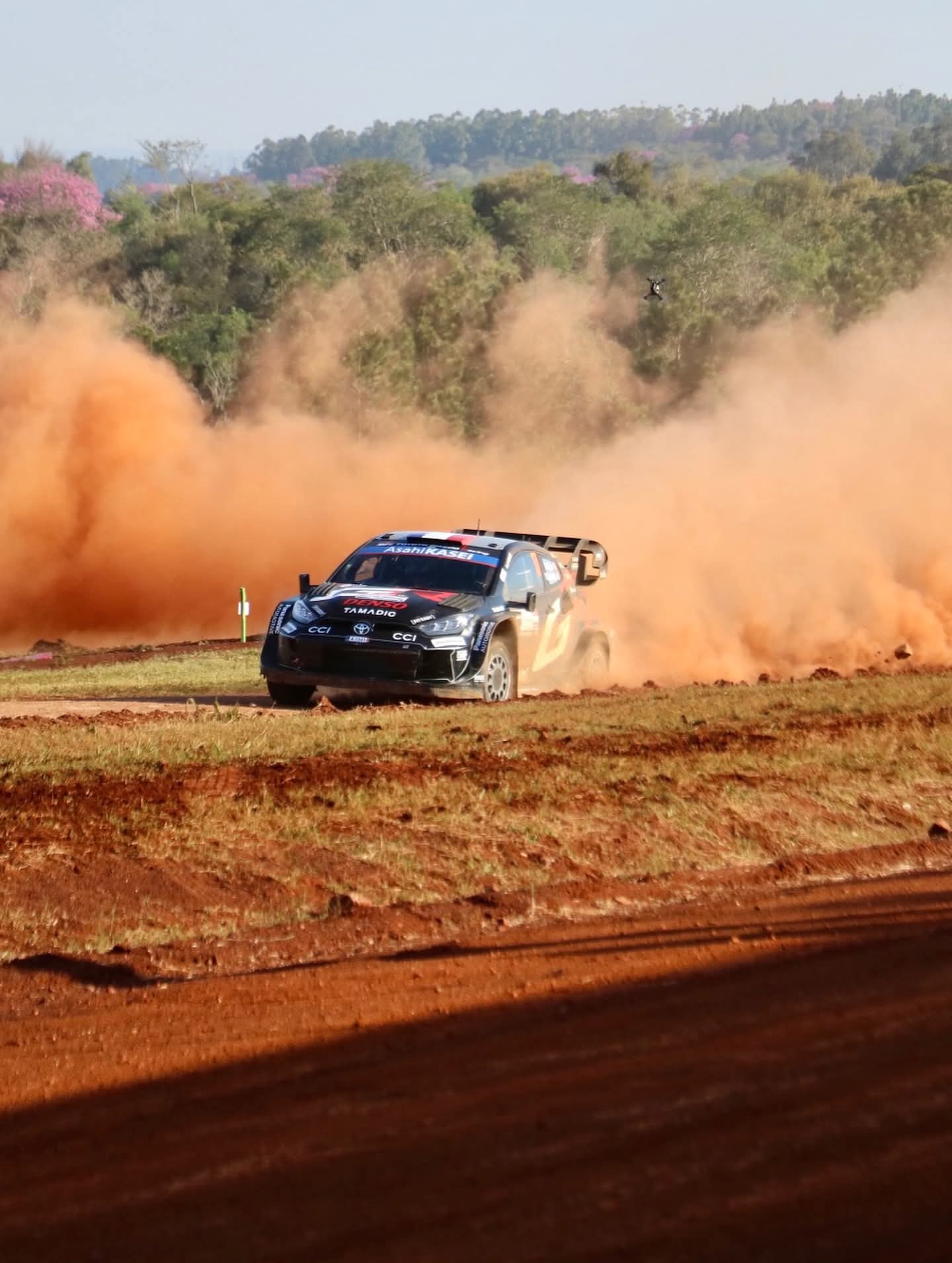 Karai se reventó costillas mientras miraba el rally: Una piedra voló hacia él