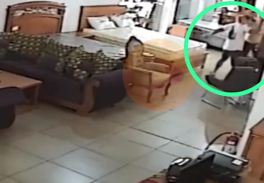 (VIDEO). Funcionario municipal okañy tras golpear brutalmente a su pareja en Luque