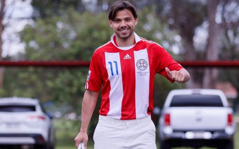 ¡Pero qué elegante! Angel Romero llegó a Ypané con una albirroja del Mundial del 2010