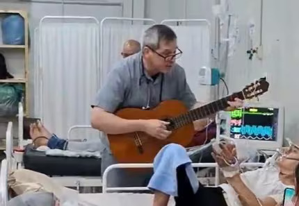 Gesto purete: Médico opurahéi guarania a pacientes