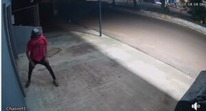 ¡Se disfrazó de kamba para robar celular!