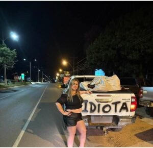 ¡”Apareció la tóxica” le dicen a una abogada que posó con auto viral del rally!