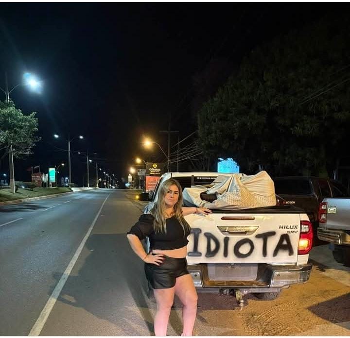 ¡”Apareció la tóxica” le dicen a una abogada que posó con auto viral del rally!