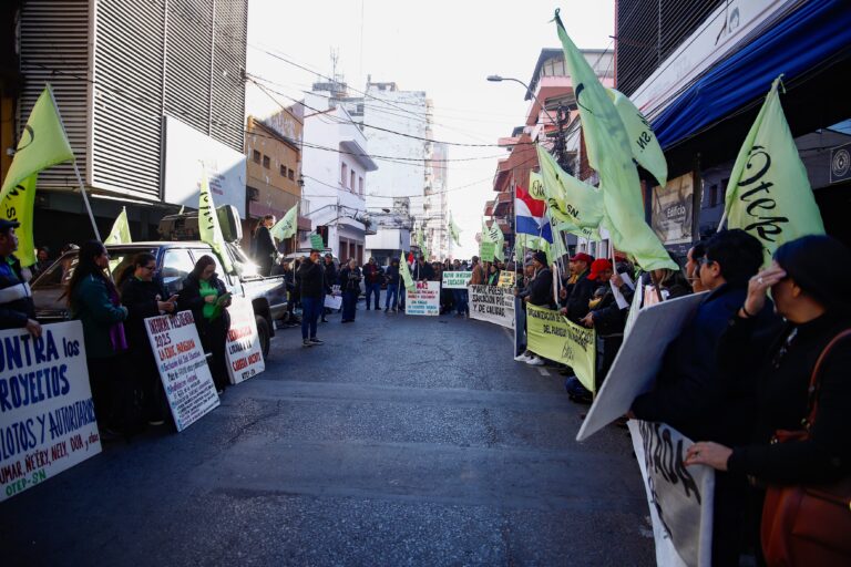 Mbo’ehára de Coordillera ojapo protesta frente al MEC: No quieren volver a rendir