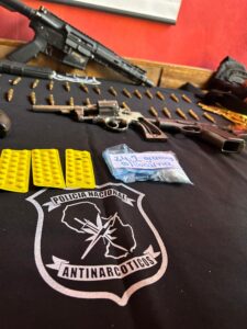 Capturan a miembro del PCC con arma de guerra y droga
