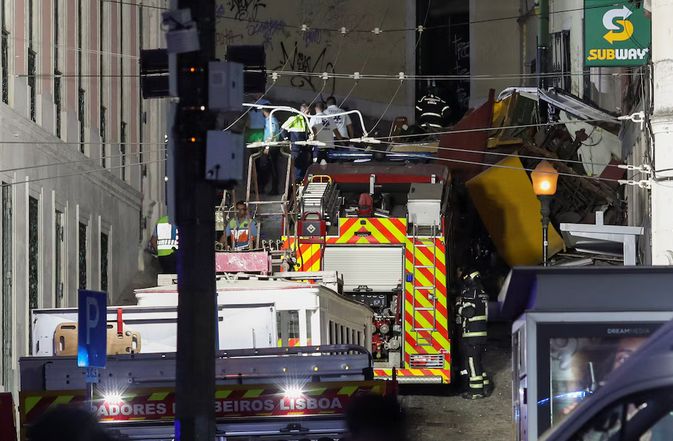 Al menos 15 muertos y 20 heridos tras el descarrilamiento de un tranvía funicular en Lisboa