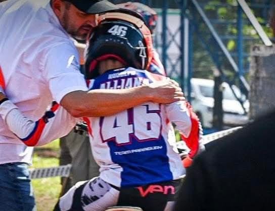 Susto karape en el motocross: hijo de Alliana fracturado
