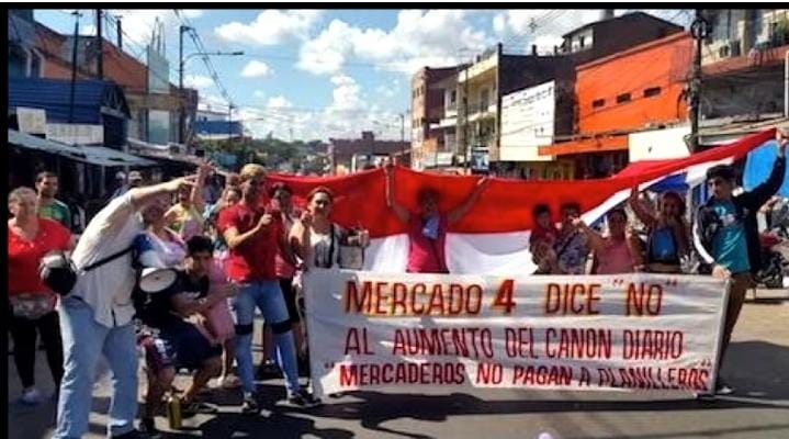 Comerciantes del mercado 4 lalan contra director