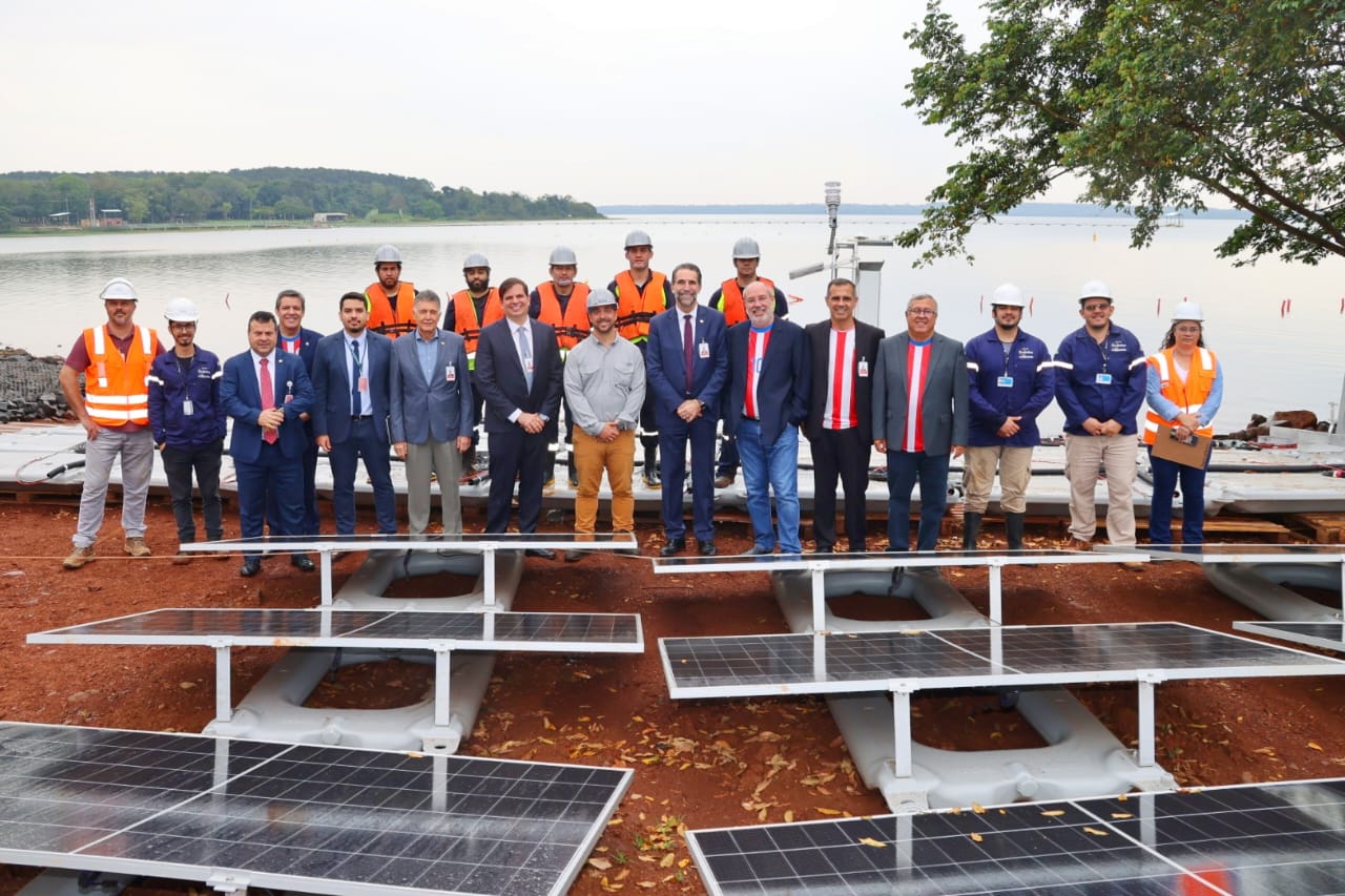 Directores paraguayos y brasileños de ITAIPU verifican obras de la futura Planta Solar Flotante