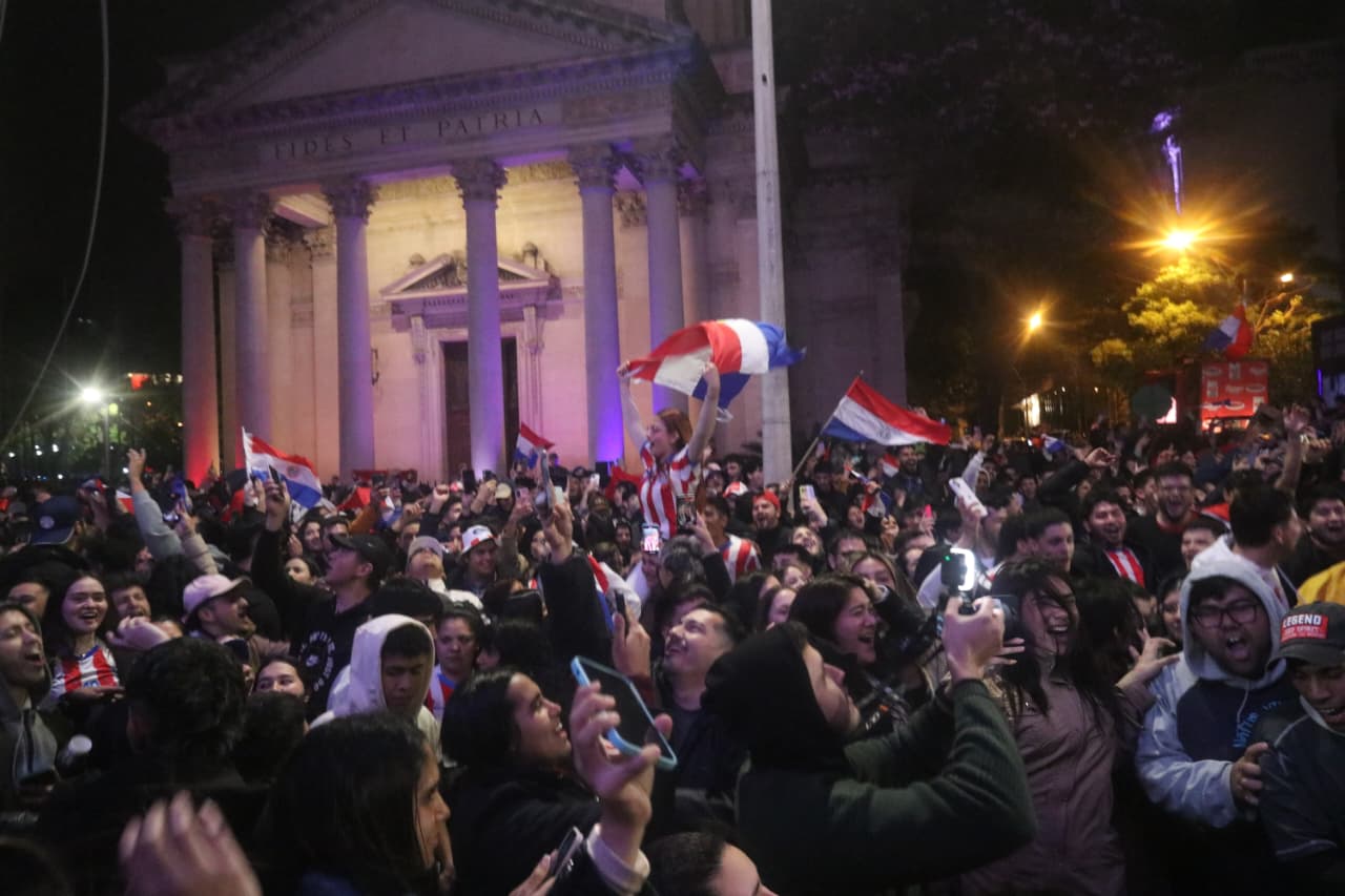 ¡Emocionante! Miles de hinchas salieron a la calle a festejar la clasificación de la Albirró al Mundial 2026