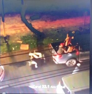 Festejo hápe ho’a de carrocería y opyta inconsciente en el piso