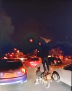 Arriero se paró sobre la moto y casi ho’a en la ruta 2