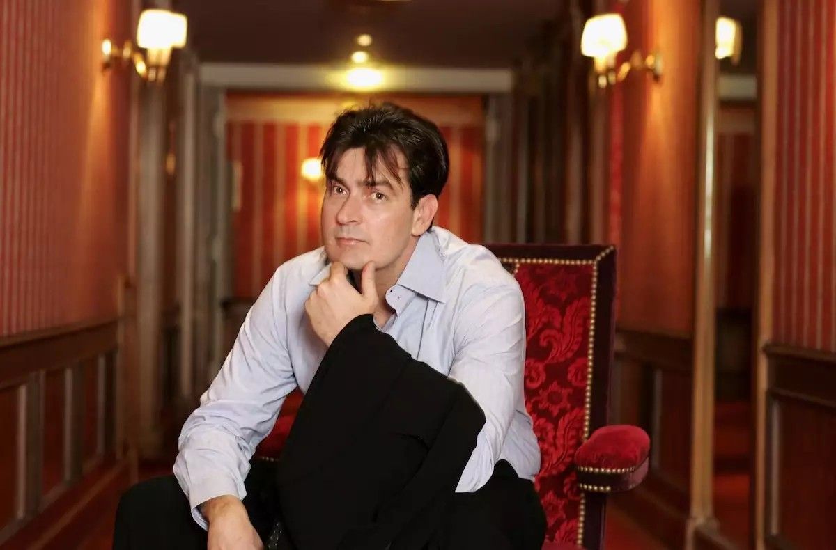 ¡El actor Charlie Sheen reconoció que hizo “eso” con su rapicha arriero!